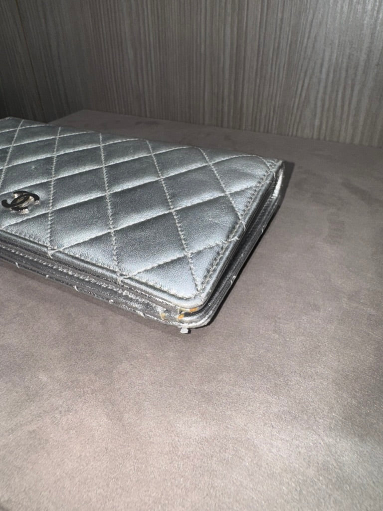 Pre-owned Chanel Metallic Silver Long Wallet 15287812 (2011)