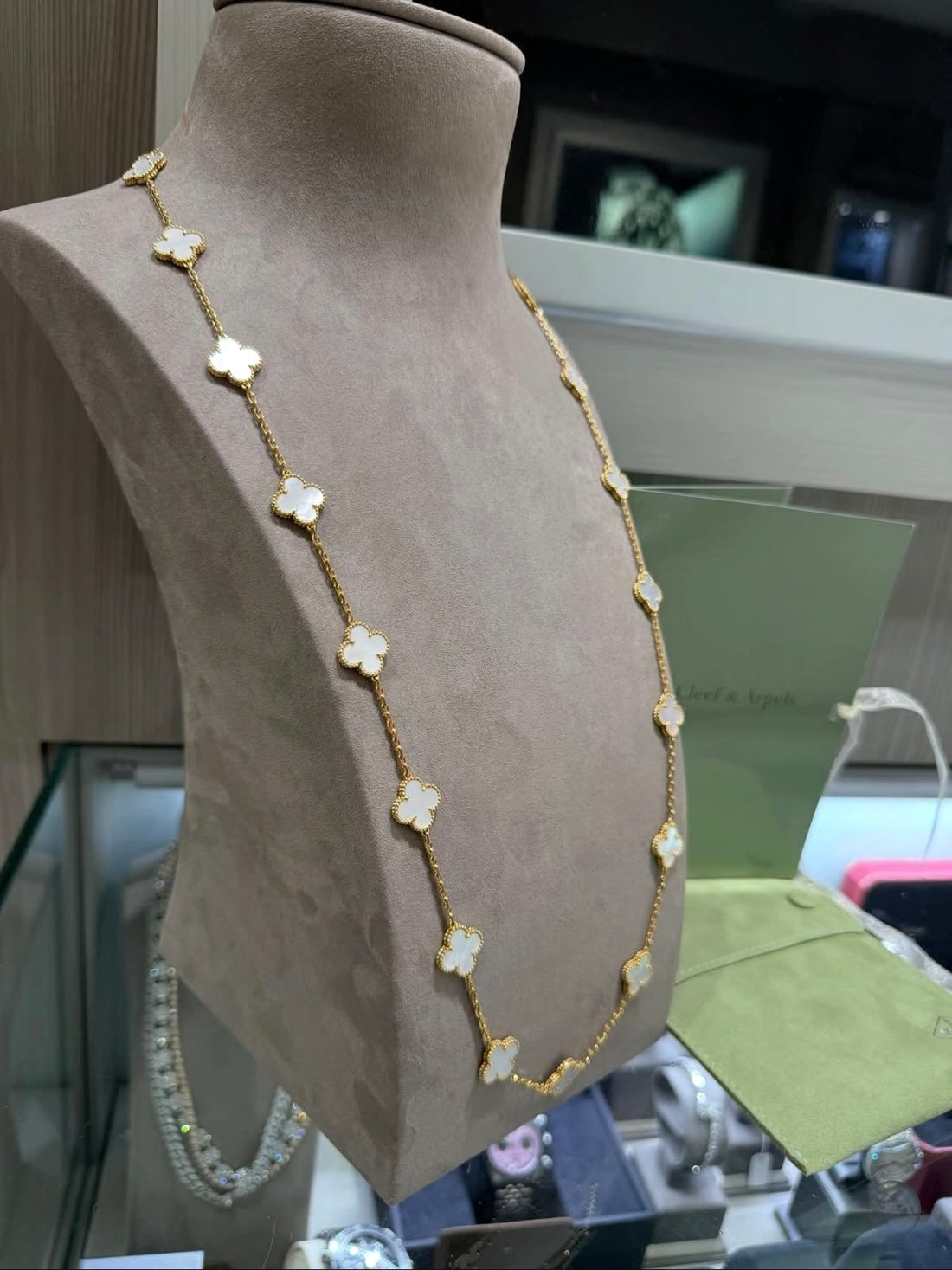Pre-owned Vintage Alhambra long necklace,20 motifs18K, yellow gold, Mother-of-pearl