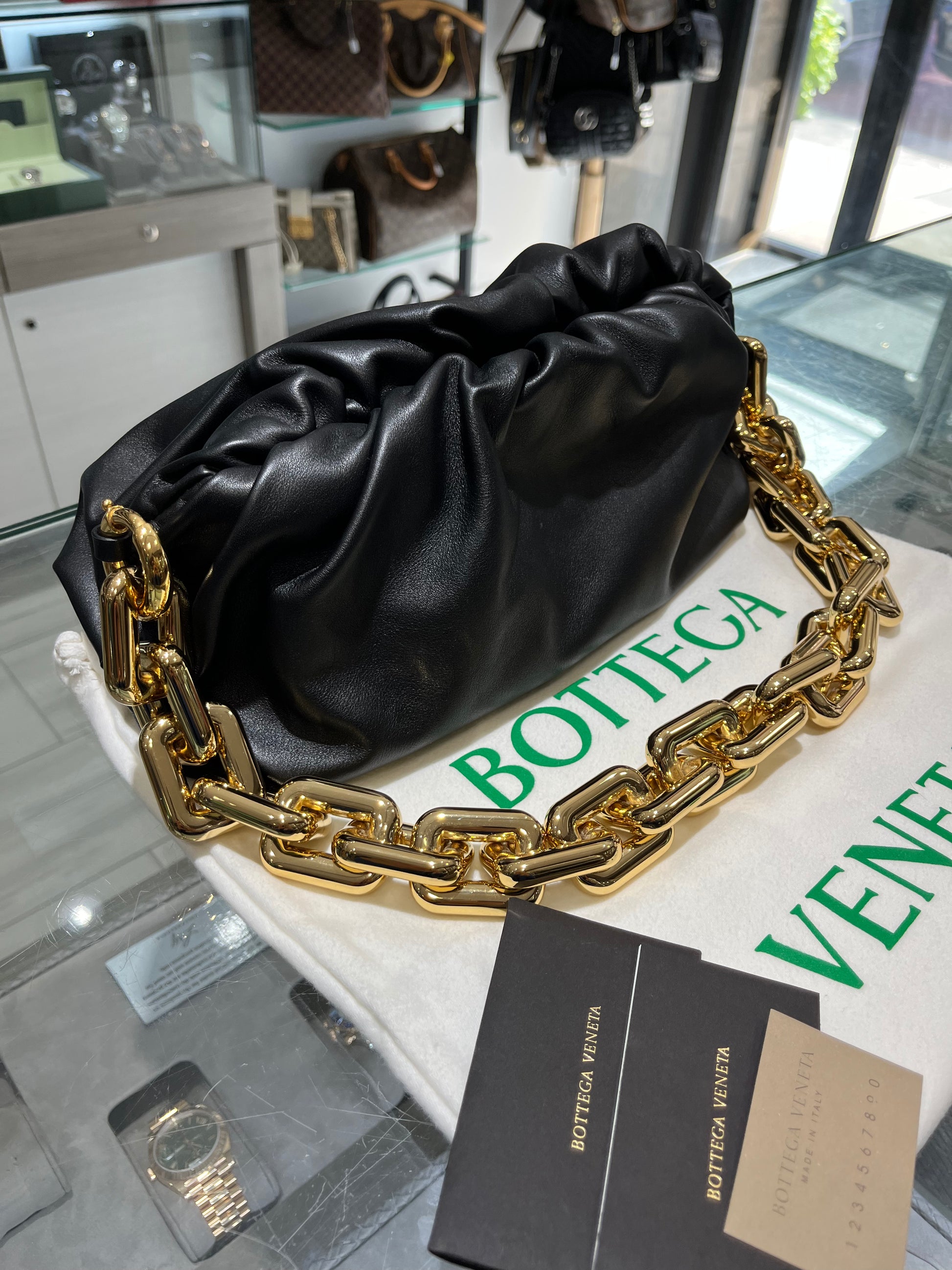 ☆【BOTTEGA VENETA】☆Pochetteチェーンショルダーバッグ☆ Pre-Owned Bottega Veneta Gold Chain Pouch Black with booklet