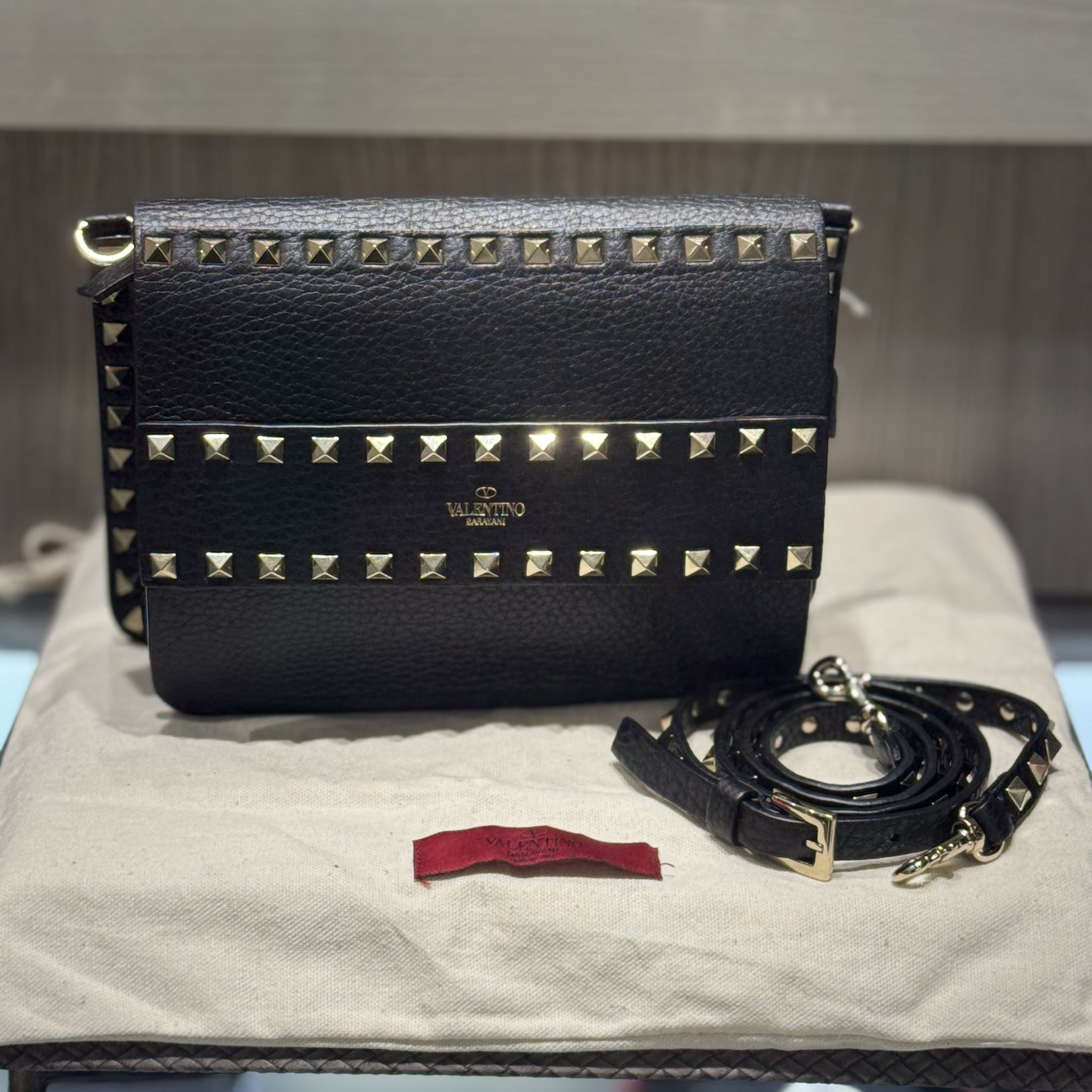 Pre-owned Valentino Pebbled Rockstud Side Slip Crossbody Black